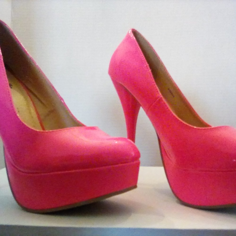 Pink patent platform pumps. Size 7. Unworn.